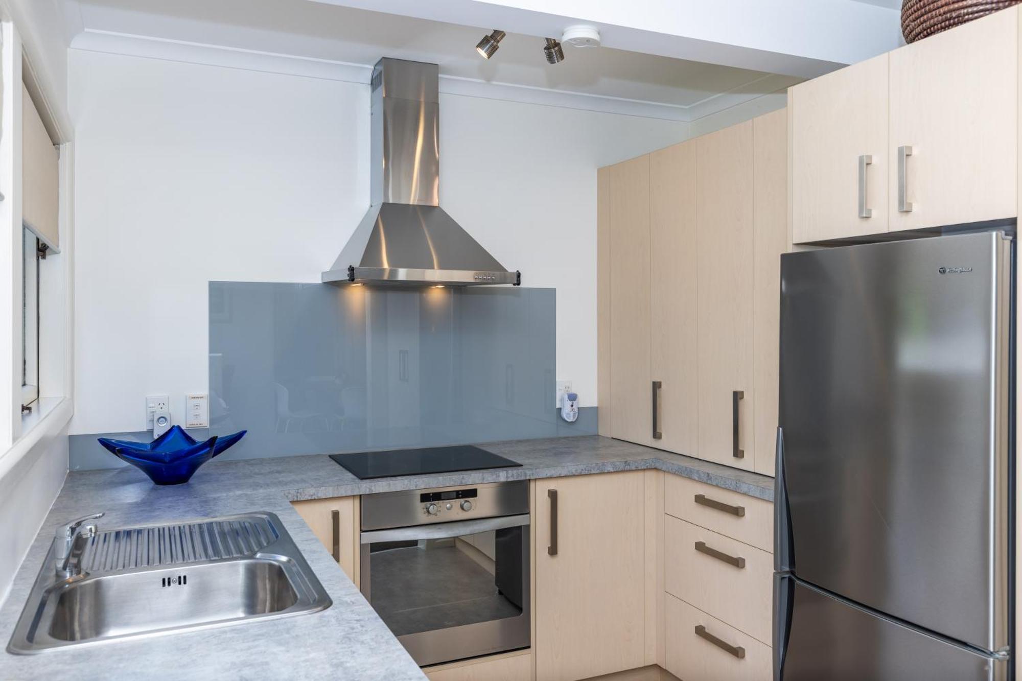 2 Bedroom Home Away From Home Near Cbd & Private Parking Hamilton Exterior foto
